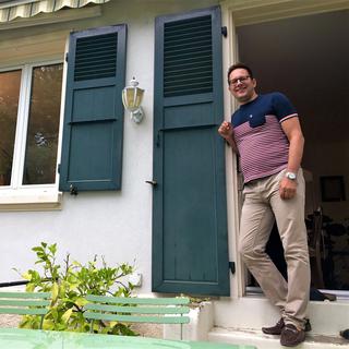 Fabien Ruf devant sa maison de la Cité-Jardin du quartier de Prélaz, dans l’Ouest lausannois. [RTS - Stéphanie Jaquet]