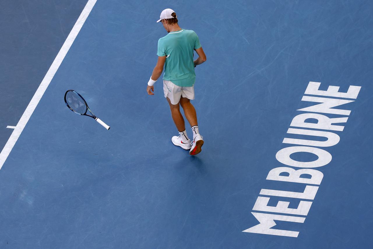 Denis Shapovalov, très fâché contre sa raquette. Et contre Nadal. [AP - Tertius Pickard]