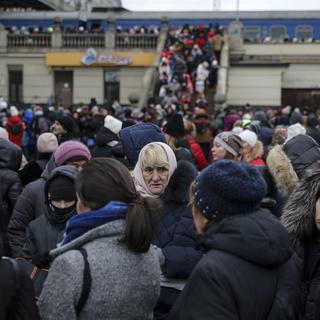 Des Ukrainiens à la gare de Lviv dans l'ouest de l'Ukraine, le 6 mars 2022. [Keystone - Miguel A. Lopes]