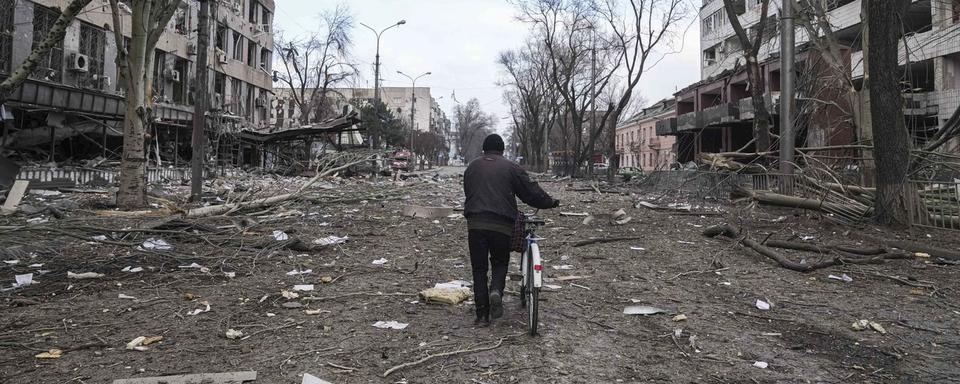 Une rue dévastée de Marioupol. [Keystone - Evgeniy Maloletka]