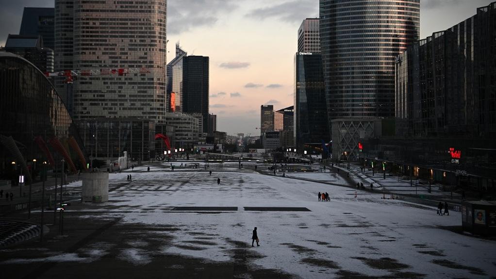 Le quartier de la Défense, à Paris, avec sa vaste esplanade bétonnée. [AFP - Christophe Archambault]