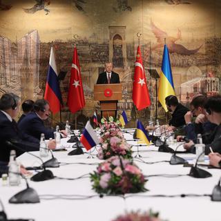 Le président turc Recep Tayyip Erdogan s'adresse aux délégations russe et ukrainienne à Istanbul le 29 mars 2022. [Keystone / Turkish president press office]