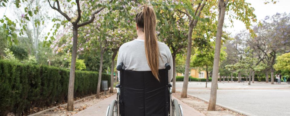 Femme handicapée de dos. [Depositphotos - Rizarelpixel]