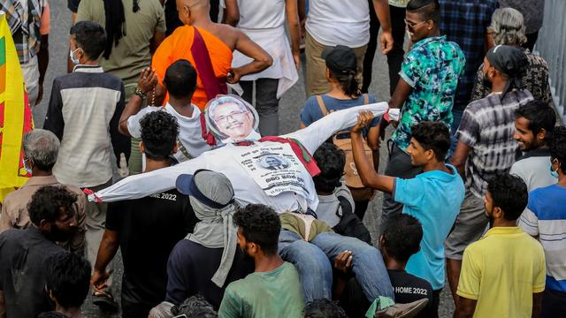 Une manifestation dans les rues de Colombo au Sri Lanka le 20 juin 2022. [Keystone/EPA - Chamila Karunarathne]