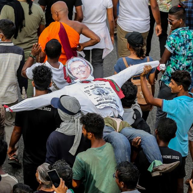 Une manifestation dans les rues de Colombo au Sri Lanka le 20 juin 2022. [Keystone/EPA - Chamila Karunarathne]