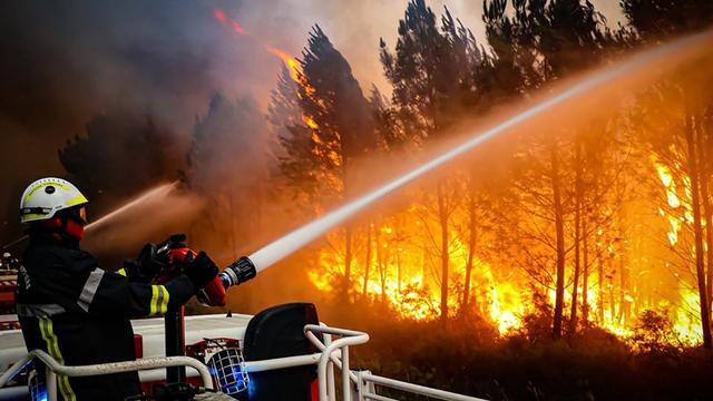 Les pompiers face aux feux qui sévissent en Gironde. [Keystone - SDIS 33 via AP]