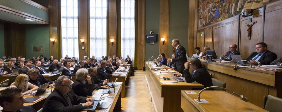 En Valais, deux députées suppléantes ont récemment quitté le Grand Conseil, notamment parce que leur parti, les Verts, ne les laissait pas s'opposer publiquement aux mesures sanitaires et au vaccin. [Keystone - Dominic Steinmann]