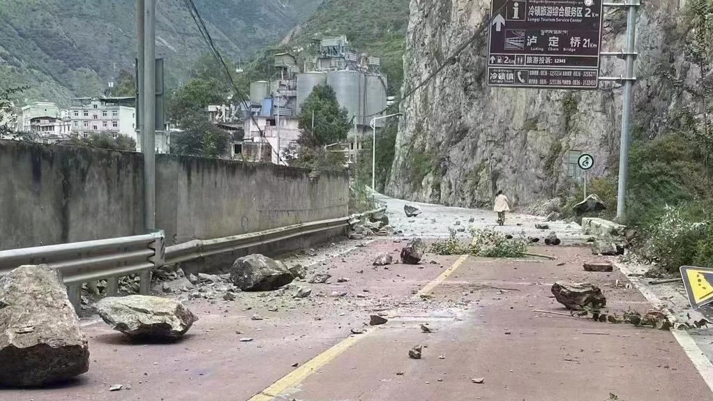 Des images des dégats provoqués par un séisme près du village de Lengqi, dans le Sichuan, en Chine, le 5 septembre 2022.