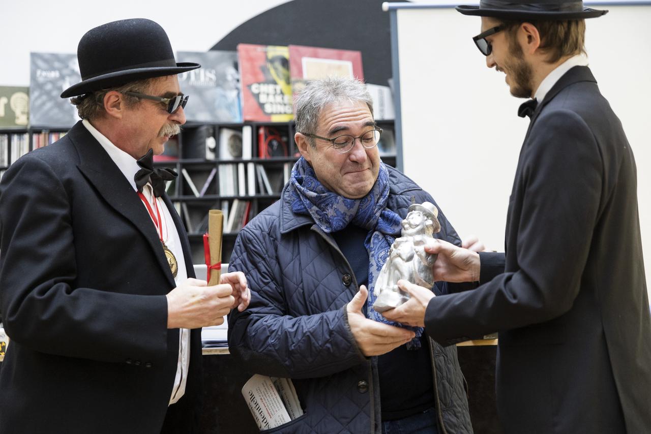 Frederic Borloz, conseiller d?Etat vaudois recoit la statuette du Champignac d?Argent lors de la remise du Grand Prix du Maire de Champignac ce samedi, 17 decembre 2022 a Lausanne. (KEYSTONE/Cyril Zingaro) [keystone - Cyril Zingaro]