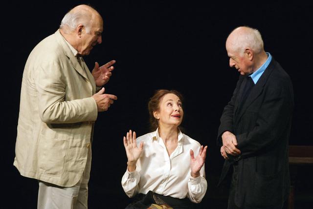 L'actrice Natasha Parry, entre Michel Piccoli (à g.) et son époux Peter Brook (à dr.) [AFP - Martin Bureau]