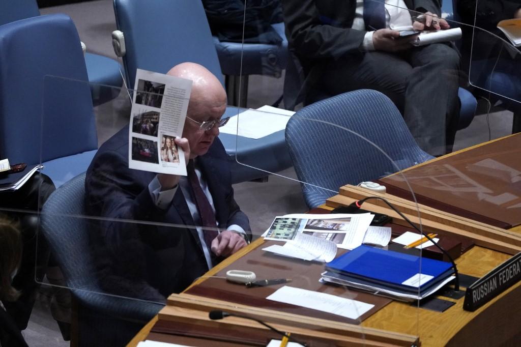 L'ambassadeur russe Vassily Nebenzia montre des documents lors de la réunion d'urgence du Conseil de sécurité de l'ONU, à New York. [AFP - Thimothy A. Clary]