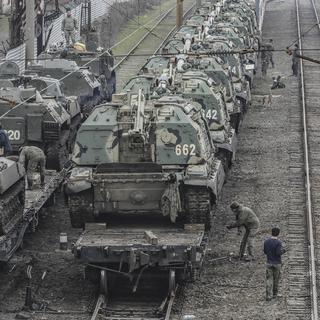 Des véhicules russes armés. [Keystone - EPA/STRINGER]