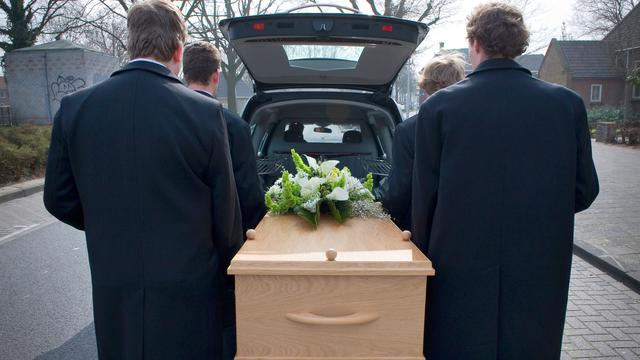 Le cercueil est porté jusqu'au corbillard. [Depositphotos - Buurserstraat38]