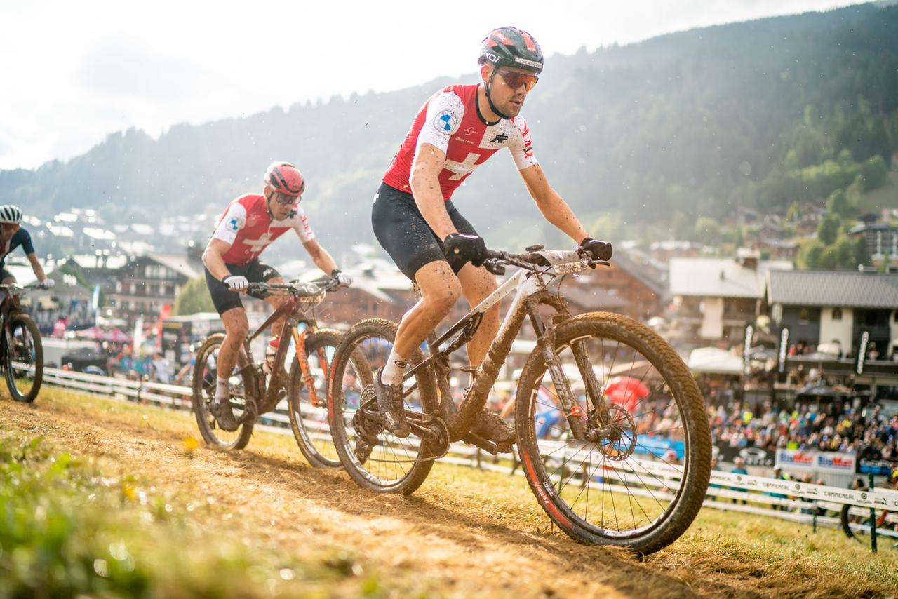 Filippo Colombo (au premier plan) et Thomas Litscher n'ont pas fini loin du lauréat Samuel Gaze. [KEYSTONE - Maxime Schmid]