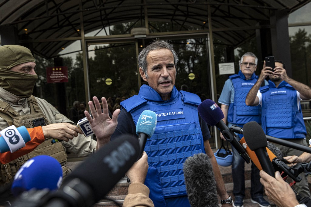 Rafael Grossi s'est exprimé avant de quitter la centrale. [Anadolu Agency/AFP - Metin Aktas]