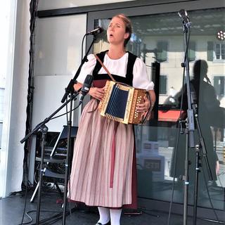 La musicienne bernoise Barbara Klossner, alias Miss Helvetia, lors de son passage dans Les bonnes ondes le 30 juin 2022. [RTS - Yves-Alain Cornu]