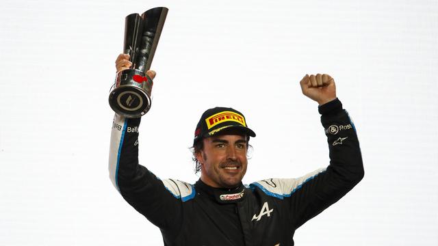 Fernando Alonso et son dernier podium lors du Grand Prix du Qatar 2021. [Imago - Zak Mauger]