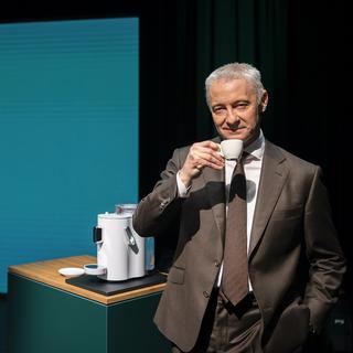 Le CEO de Migros Fabrice Zumbrunnen lors du lancement de la capsule de café biodégradable créée par l'entreprise. [Keystone - Michael Buholzer]