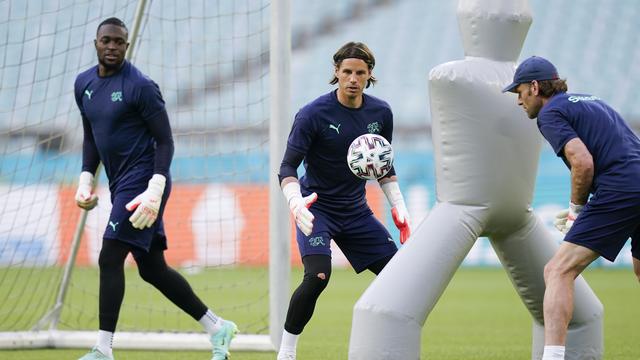 Yann Sommer (centre) et Yvon Mvogo (gauche) joueront vraisemblablement dans le même championnat. [Claudio Thoma]