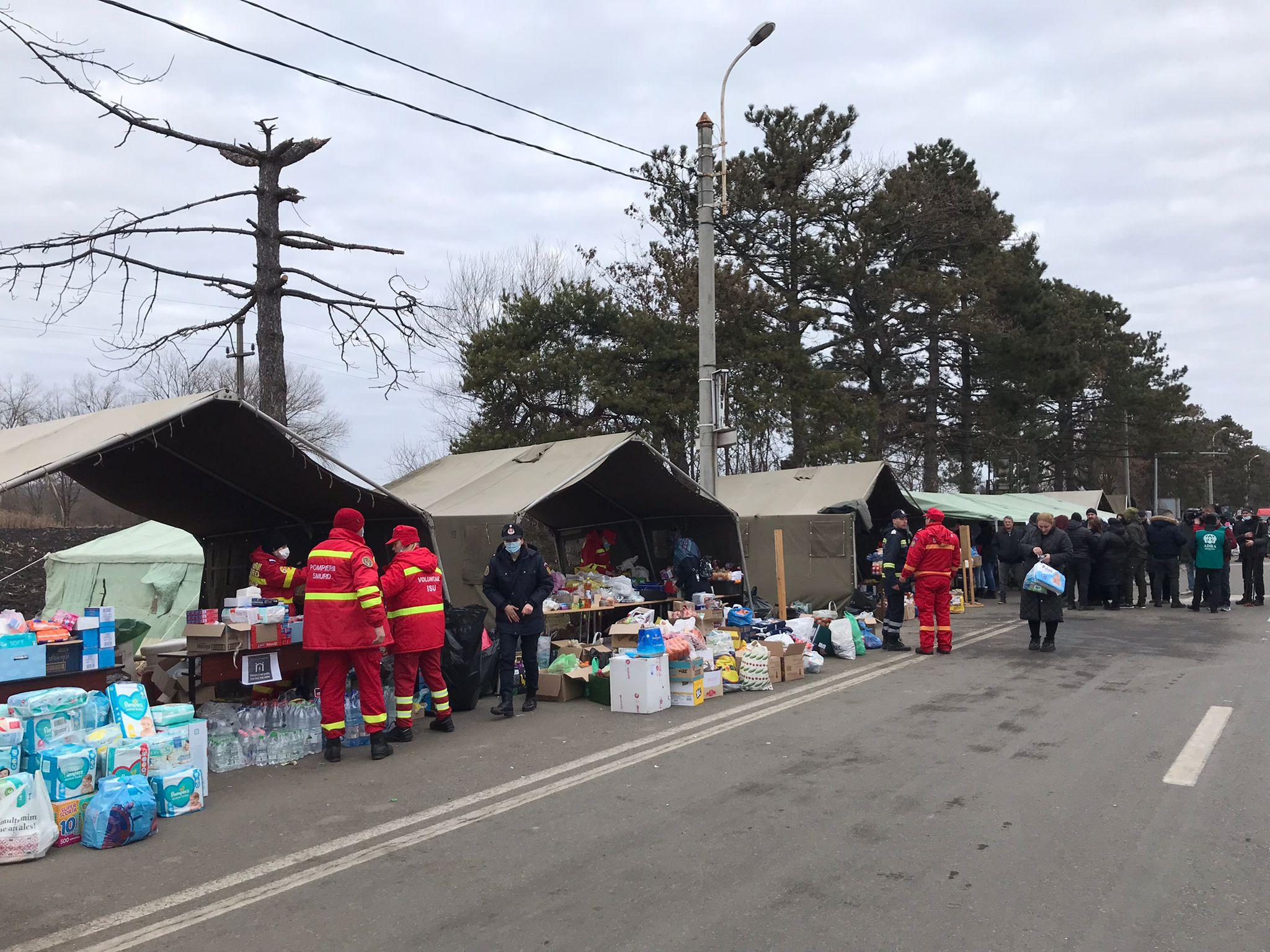 Du matériel de première nécessité pour accueillir les réfugiés ukrainiens à la frontière roumaine. [RTS - Cédric Guigon]