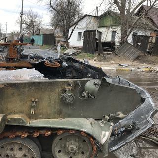Char détruit dans un quartier de la ville ukrainienne de Boutcha, 05.04.2022. [RTS - Maurine Mercier]