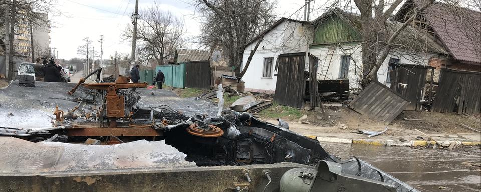 Char détruit dans un quartier de la ville ukrainienne de Boutcha, 05.04.2022. [RTS - Maurine Mercier]