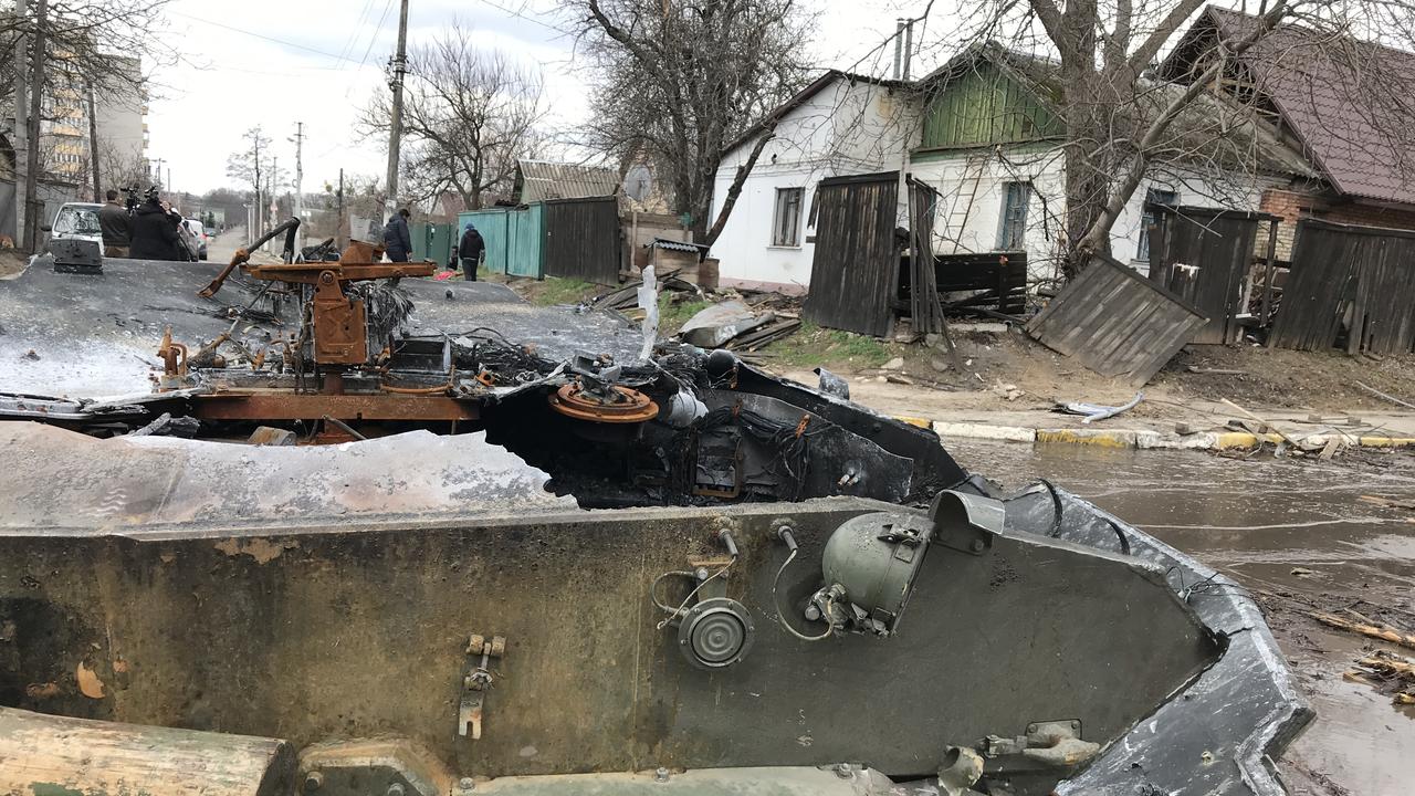 Char détruit dans un quartier de la ville ukrainienne de Boutcha, 05.04.2022. [RTS - Maurine Mercier]