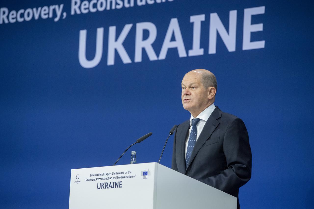 La reconstruction de l'Ukraine est la "mission d'une génération, qui doit commencer maintenant", a déclaré mardi le chancelier allemand Olaf Scholz, lors d'une conférence internationale à la reconstruction du pays attaqué par la Russie depuis le 24 février. [Keystone - Christophe Gateau]