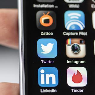 L'app du service de microblogging et de réseau social Twitter et d'autres apps sur un smartphone photographié à Zurich, en Suisse, le 13 novembre 2015. [KEYSTONE - Christian Beutler]