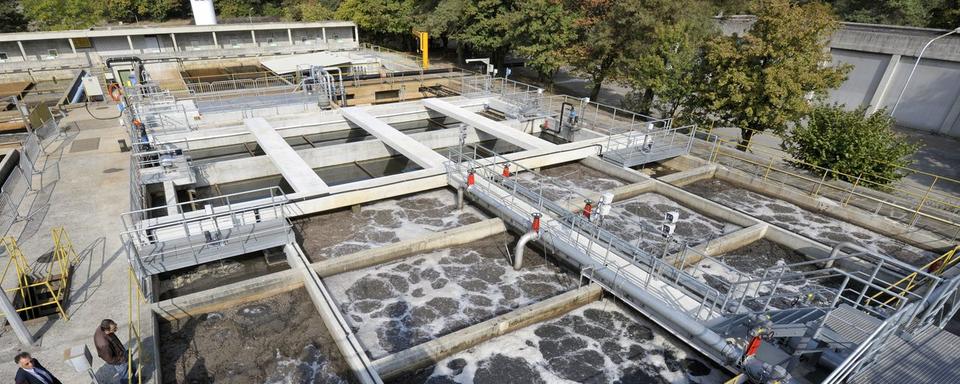 Les stations d'épuration rejettent l'eau en milieu naturel (ici la STEP de Lausanne Vidy). [Keystone - Laurent Gilliéron]