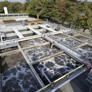 Les stations d'épuration rejettent l'eau en milieu naturel (ici la STEP de Lausanne Vidy). [Keystone - Laurent Gilliéron]