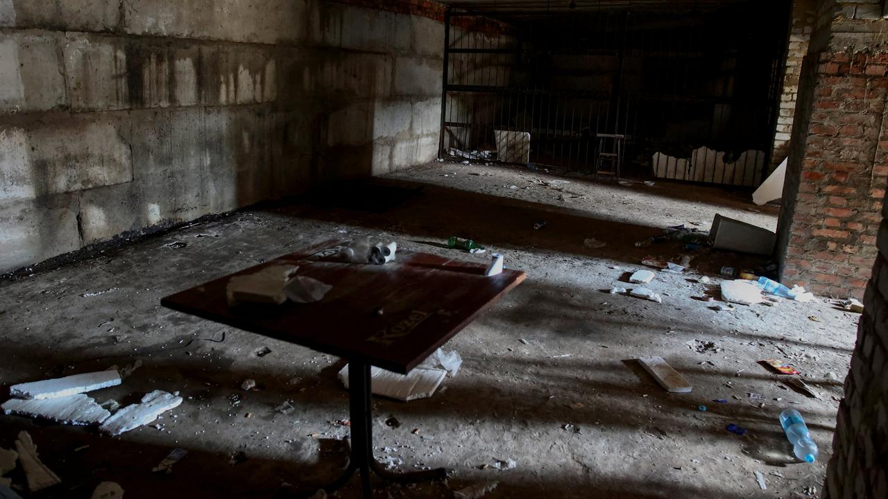 Le sous-sol d'un bâtiment qui, selon les autorités ukrainiennes, était une prison russe de fortune et une chambre de torture pendant l'invasion russe dans le village de Kozacha Lopan, dans la région de Kharkiv (image d'illustration). [Reuters - Viktoriia Yakymenko]