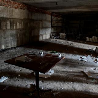 Le sous-sol d'un bâtiment qui, selon les autorités ukrainiennes, était une prison russe de fortune et une chambre de torture pendant l'invasion russe dans le village de Kozacha Lopan, dans la région de Kharkiv (image d'illustration). [Reuters - Viktoriia Yakymenko]