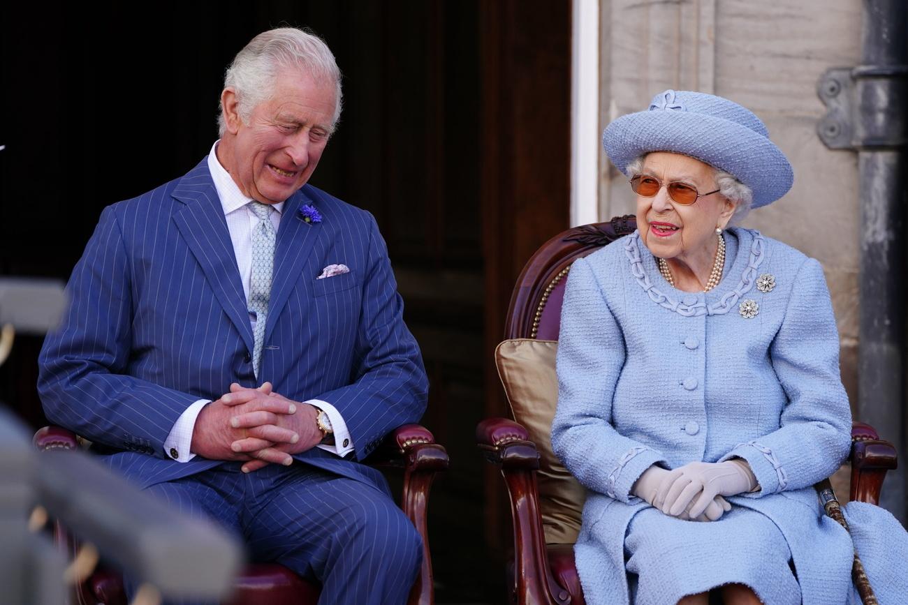 Le prince Charles aux côtés de la reine Elizabeth lors de l'une de leurs dernières apparitions publiques communes le 30 juin 2022. [Keystone - Jane Barlow]