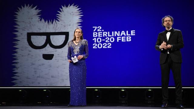 La directrice exécutive de la Berlinale, Mariette Rissenbeek, et le directeur artistique du festival, Carlo Chatrian, s'expriment sur scène lors de la cérémonie de remise des prix de la 72e Berlinale. [AFP - Stefanie Loos]