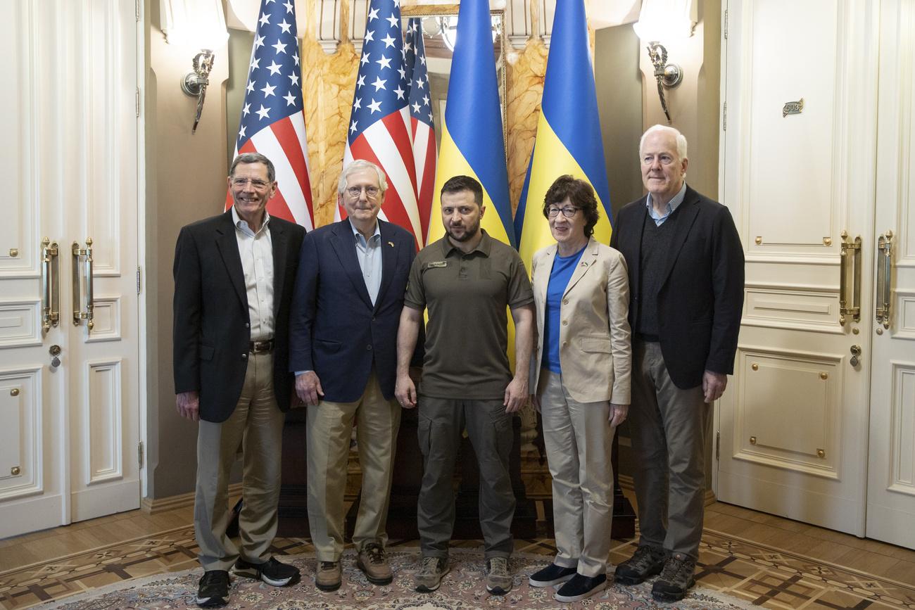 La délégation américaine en compagnie du président ukrainien à Kiev. [Ukrainian Presidential Press Office/AP/Keystone]