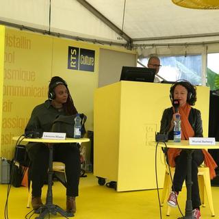 Les auteures Léonora Miano et Muriel Barbery pendant l'émission "Vertigo" le 2 septembre 2022 au Livre sur les quais à Morges (VD). [RTS - Maryline Regard]