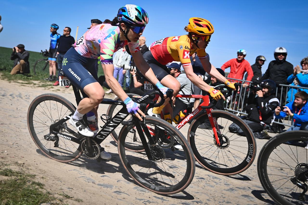 Elise Chabbey (au 1er plan) a réalisé une bonne performance lors de Paris-Roubaix. [Imago - Belga]