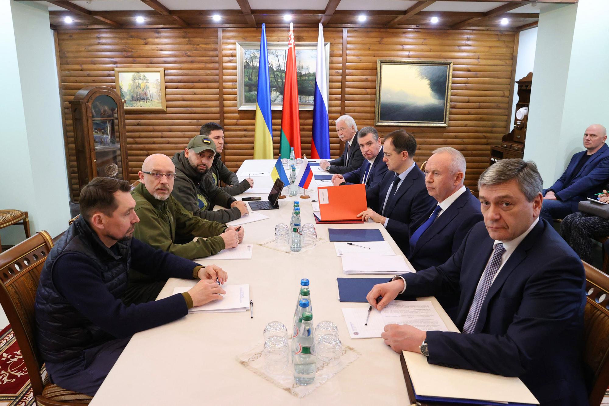 Une rencontre entre les délégations ukrainienne et russe dans la région de Brest, en Biélorussie, le 7 mars 2022. [AFP - Maxim Guchek / Belta]