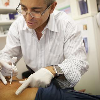 Injection d'acide hyaluronique chez un patient (image d'illustration). [BSIP/AFP - Amélie-Benoist]