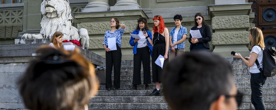 Six femmes devant la justice pour avoir manifesté seins nus. [Keystone - Jean-Christophe Bott]