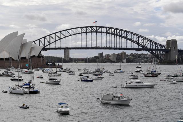 Des personnes attendent avec impatience sur leurs bateaux les feux du Nouvel an à Sydney. [EPA - Bianca De Marchi]