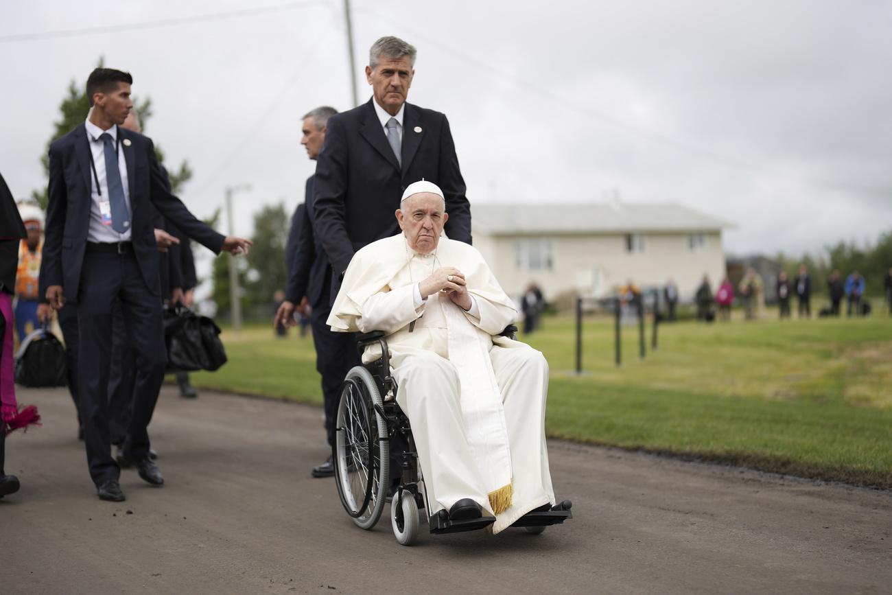 Toujours affaibli par des douleurs au genou, le pape circule en fauteuil roulant. [AP/Keystone - Nathan Denette/The Canadian Press]