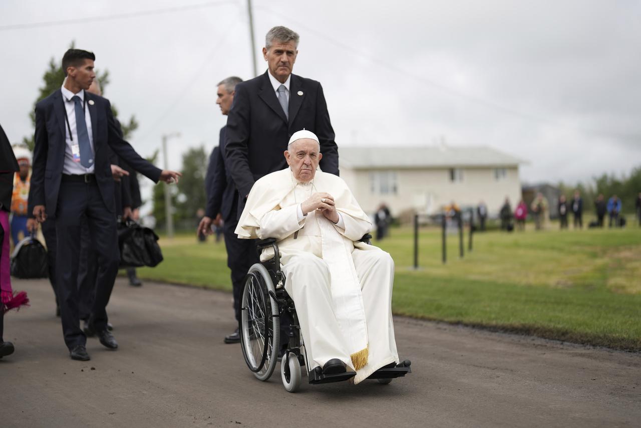 Toujours affaibli par des douleurs au genou, le pape circule en fauteuil roulant. [AP/Keystone - Nathan Denette/The Canadian Press]