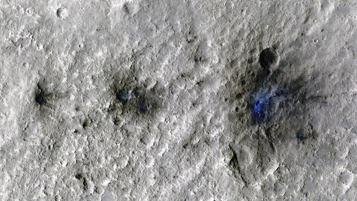 InSight a détecté des impacts de météorites pour la première fois, le 5 septembre 2021, sur Mars. Mars Reconnaissance Orbiter a ensuite pris cette image des impacts, teintés en bleu afin de les mettre en évidence. [NASA - JPL-Caltech/University of Arizona]