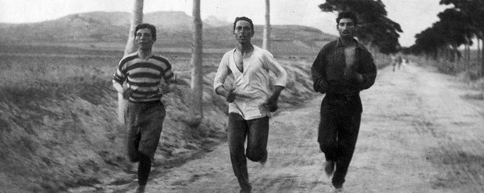 Photo prise pendant un entraînement précédant l'épreuve du marathon des premiers Jeux olympiques modernes, à Athènes, en 1896. L'athlète au milieu est Harilaos Vasilakos, étudiant grec (1877-1964), qui termina deuxième derrière son compatriote, le berger Spyridon Louis (1873-1940). Chrono du vainqueur: 2 h 58 min. 50 s. pour une distance d'environ 40 km. [DP]