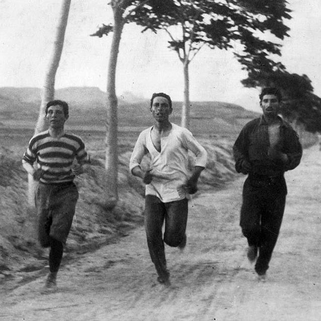 Photo prise pendant un entraînement précédant l'épreuve du marathon des premiers Jeux olympiques modernes, à Athènes, en 1896. L'athlète au milieu est Harilaos Vasilakos, étudiant grec (1877-1964), qui termina deuxième derrière son compatriote, le berger Spyridon Louis (1873-1940). Chrono du vainqueur: 2 h 58 min. 50 s. pour une distance d'environ 40 km. [DP]