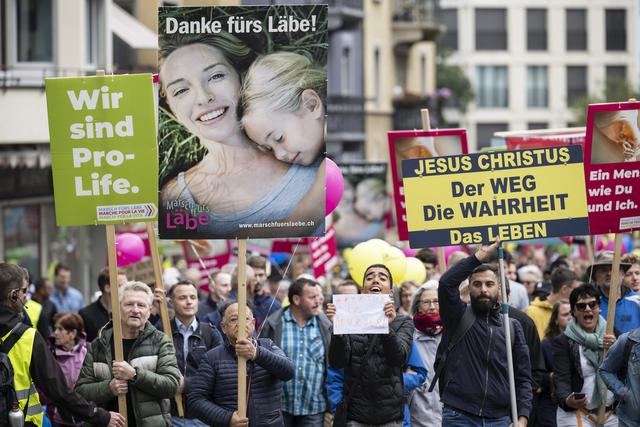 Des opposants à l'avortement manifestent lors d'une "Marche pour la vie" à Zurich-Oerlikon, samedi 17 septembre 2022. [KEYSTONE - Ennio Leanza]