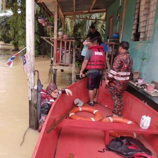 Une inondation en Malaisie en janvier 2022. [EPA/Keystone - Sabah State Fire ans Rescue Departement]