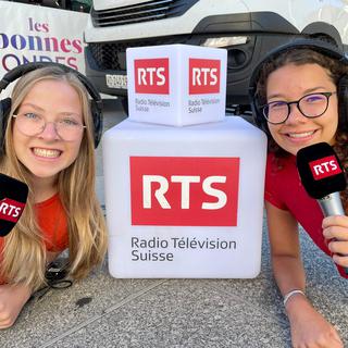 Victoria et Larissa, jeunes reporters lors des bonnes ondes du 13.07.2022 [RTS - Stéphane Gabioud]